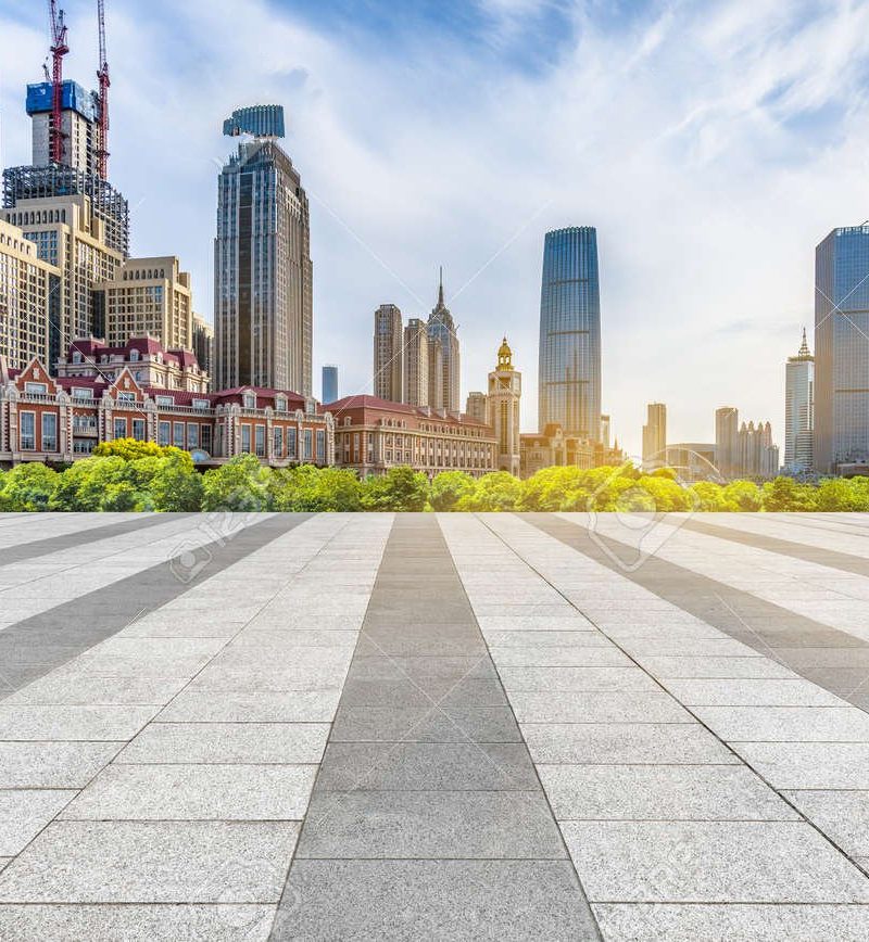 62619649-pavé-vide-et-horizon-de-la-ville-sous-le-ciel-bleu